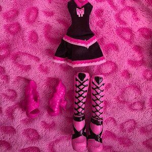 Monster High Clothing Lot for Dolls - Draculaura Boots / Fearleading Outfit